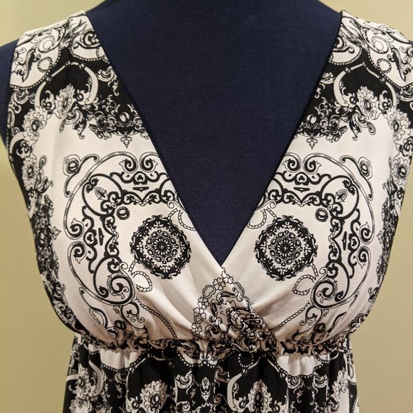 Black and White Filigree Pattern Dress - Picture 2 of 7